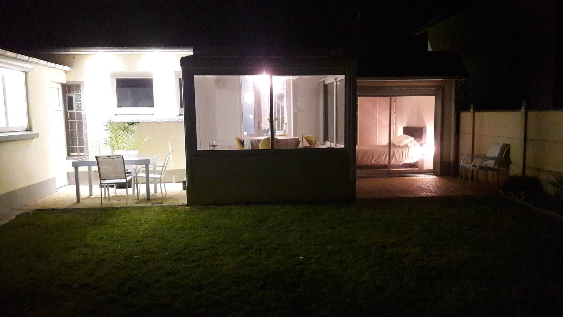 jardin vue de nuit de la maison de vacances